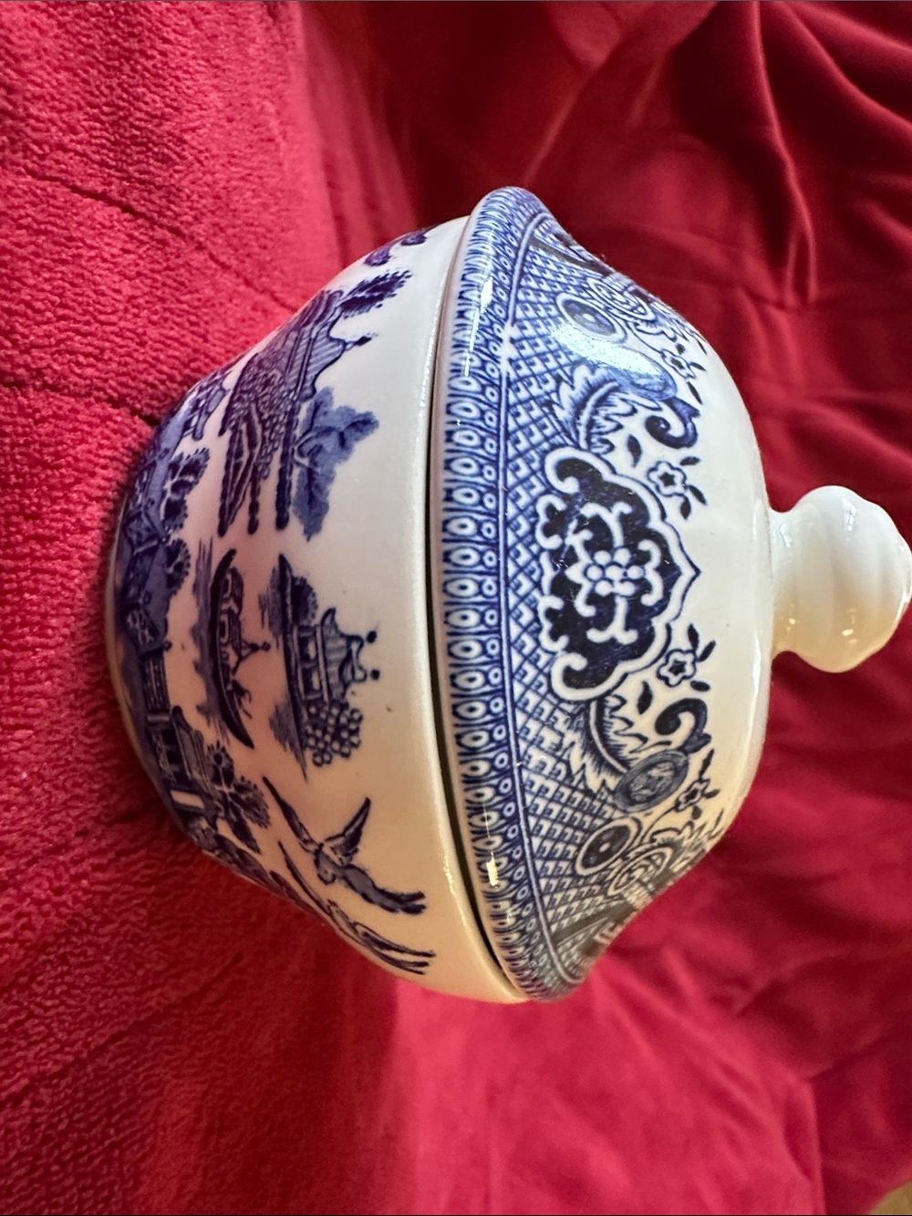 Blue and White Porcelain Decorative Lidded Bowl